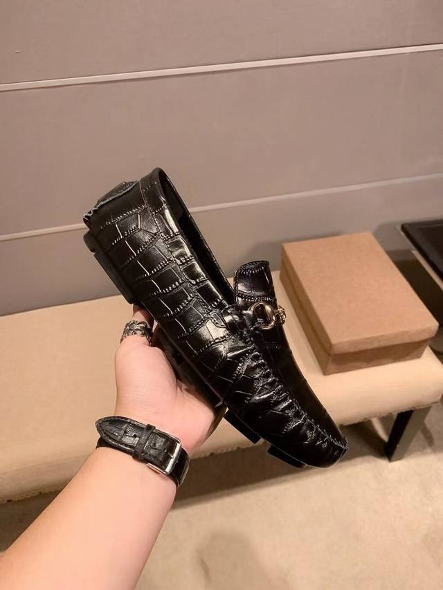 品牌Gucci，古奇官方原版豆豆鞋～四季潮鞋 专柜品质，古奇1:1优质做工，鞋面:进口小牛皮、全真羊里，时尚懒人商务风设计，休闲乐福款，系带，跑步鞋青年人最适合