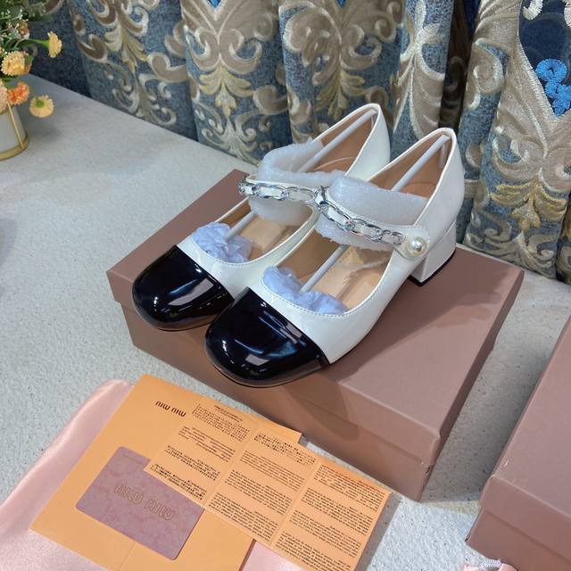 出厂: Miumiu 缪缪 早春新款 珍珠玛丽珍鞋 浅口粗跟单鞋黑白撞色，方头设计，唤醒了60年代魅惑剪影。撞色设计风格鲜明，链条装饰的饰带加大珍珠等精美点缀新
