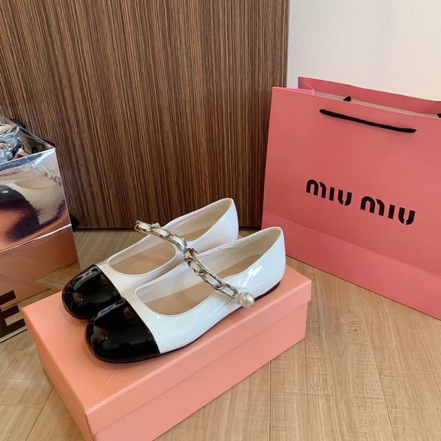 出厂： Miu Miu玛丽珍小单鞋时尚淑女气质十足 双色拼接 配裙子 短裤超配 又不乏美艳色彩外侧附带弹力象巾 平底上脚非常方便鞋面:进口牛漆皮垫脚 内里:进口