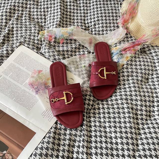 出厂： Gucci 古驰2025顶级专柜 新款限定官网上新 全球首发 Gucci古驰 25Ss- D扣平底拖 胡驰拖鞋 古驰潮鞋 Gucci小红书最新登录 潮鞋