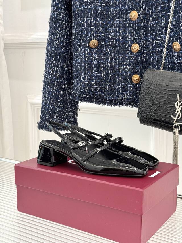 厂价 Gucci 古驰25Ss水钻双G粗跟方头后空凉鞋简直是时尚圈的一颗重磅炸弹 方头设计复古又时髦完美修饰脚型标志性的双G装饰是这双鞋的灵魂所在精致的做工 独
