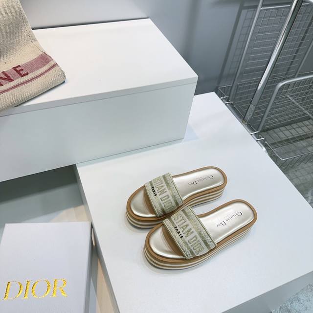 高品质出厂 ！顶级品质 Dior迪奥2025春夏新款松糕厚底简易拖鞋！1:1原版复刻 各路时尚博主刷爆小红书！超时髦又充满高级感的单品！鞋面饰以 Christi