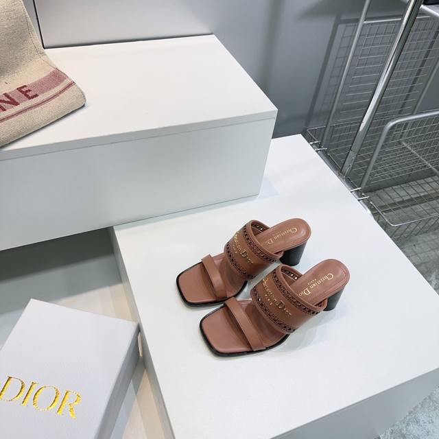 高品质出厂 ！顶级品质Dior迪奥 D-Lane25春夏新款粗跟凉拖一字冲孔镂空拖鞋！这款 D-Lane 凉拖彰显经典风格。黑色牛皮革鞋面，展示镂空藤格纹图案，