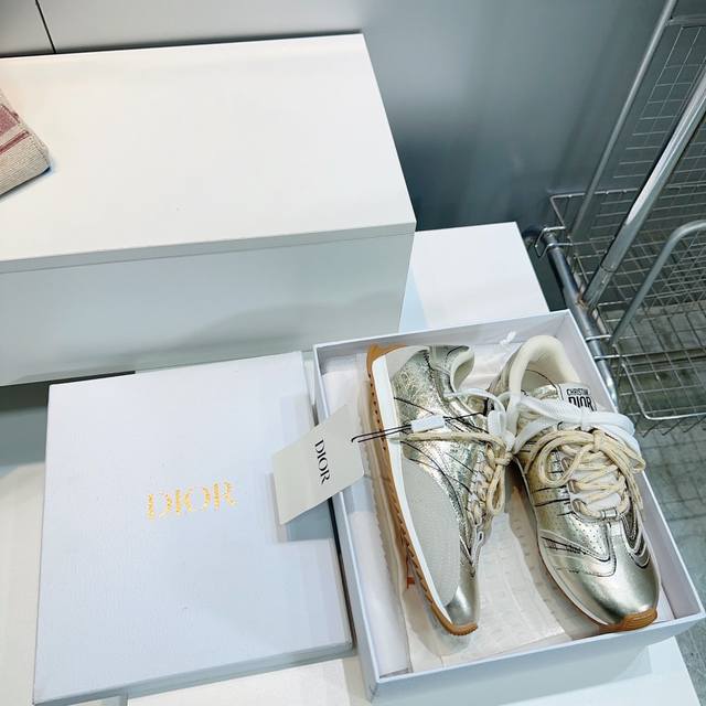 高品质出厂 ！顶级品质 Dior迪奥D-Sketch 25春夏新款休闲运动鞋老爹鞋！发布秀精彩亮相，彰显经典的复古美学！牛皮革精心制作，饰以灵感源自鞋履制作阶段