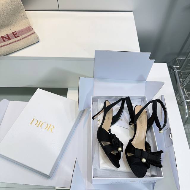 高品质出厂 ！顶级品质！Dior迪奥25春夏新款高跟蝴蝶结珍珠后空凉鞋！上脚效果真的绝了 黑色流苏罗缎鞋面尽显时尚格调 白色珍珠点缀增添高雅气质 设计超好穿 舒