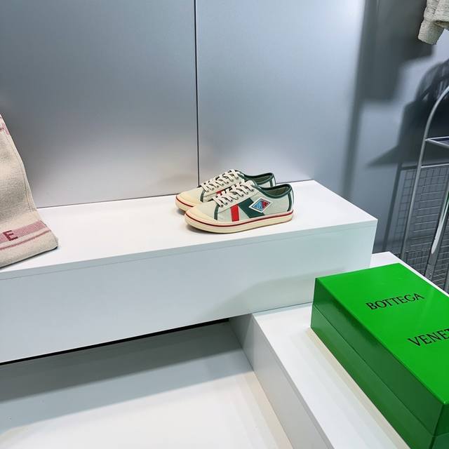 高品质出厂低帮 ！顶级品质情侣款！Bottega Veneta 葆蝶家2025春夏Bv新款首发Eliot情侣款时尚运动鞋复古帆布鞋球鞋！Bv全新的 Eli以复古