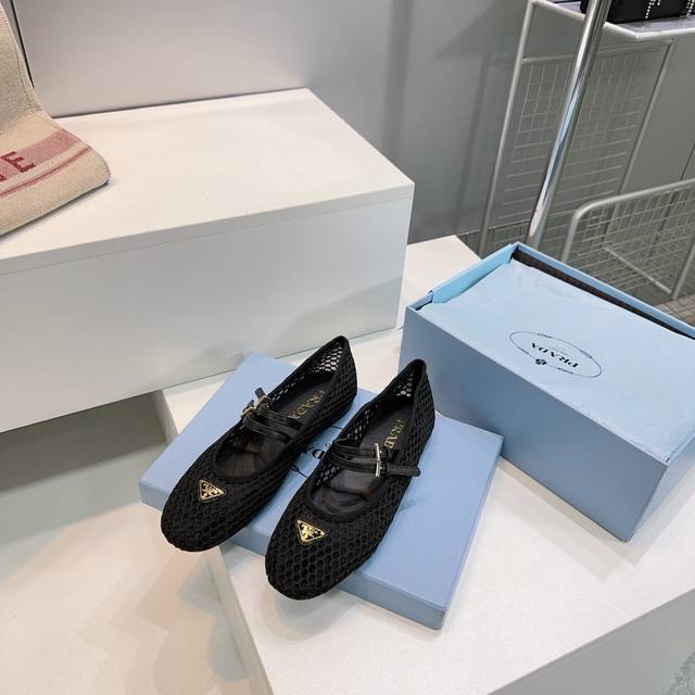 高品质出厂网 ！顶级品质Prada普拉达25春夏新品三角标渔网性感玛丽珍单鞋芭蕾舞鞋！超级爆系列爆品，各大网红明星乔欣，程潇，刘令姿同款圆头三角扣 玛丽珍单鞋