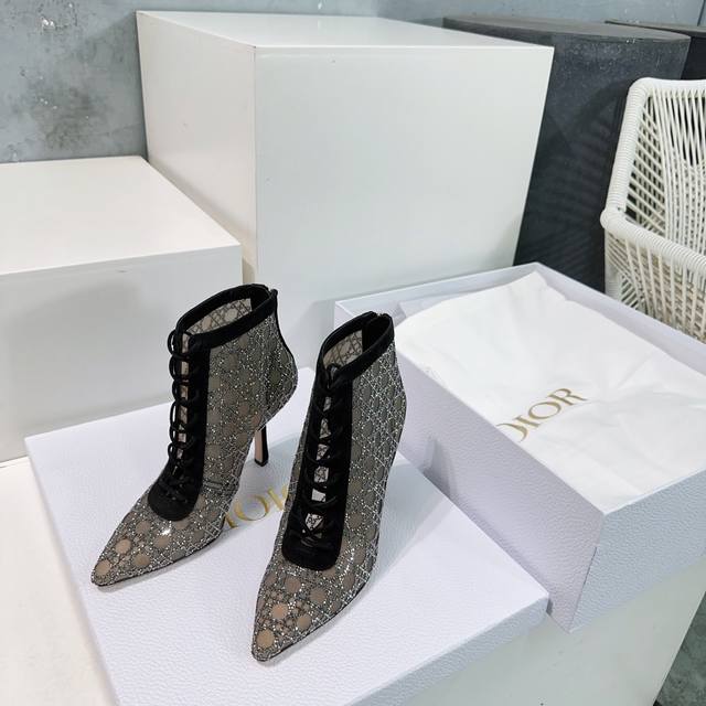 高品质出厂 ！顶级品质渠道代购级别！Dior 迪奥25春夏满钻网纱Tribales名媛款系列后拉链高跟短靴！夏天可穿的裸靴短靴！这系列高跟鞋，设计超绝！经典的尖