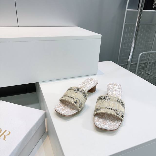 高品质出厂粗跟 ！顶级品质Dior迪奥25春夏官网新品刺绣Logo平底粗跟拖鞋系列限定系列，设计时尚休闲。鞋面饰以Dior Paris标志3D刺绣，富有辨识度！