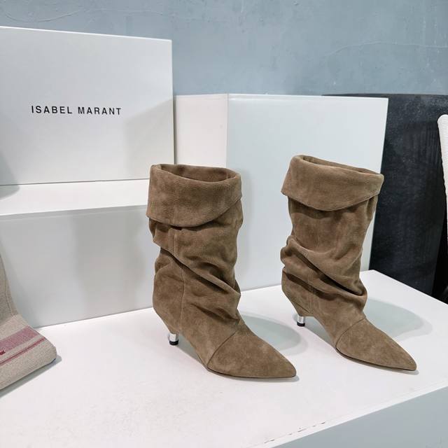 高品质出厂 ！顶级品质Isabel Marant 伊莎贝尔25Ss秋冬新款松垮皱面矮跟尖头牛反绒短靴！满满家族风格的一款经典女款中短靴标准的欧美风格代表一个用极
