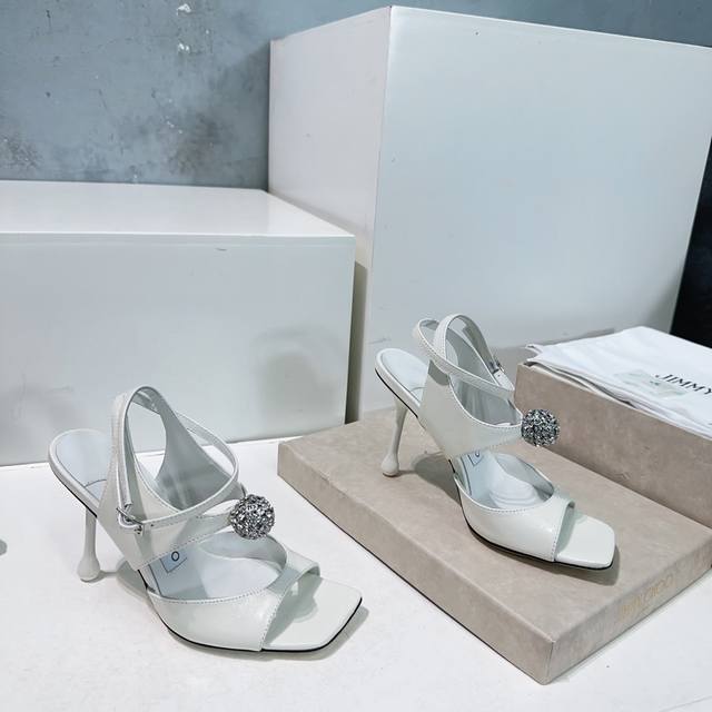 高品质出厂 ！顶级品质 Jimmy Choo｜Jc 吉米周2025春夏新款水晶球配饰方头高跟凉鞋！优雅大气原版套楦，完美的线条，简约大气上脚显气质粗跟舒适百搭，