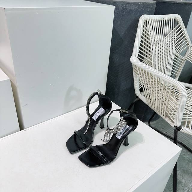 高品质出厂 ！顶级品质Jimmy Choo 2025春夏水晶钻链条配饰高跟方头凉鞋！爆款适合任何高档场合，美到炸的款澳大利亚尖头镶钻系列、简直是美上天了，爱上优