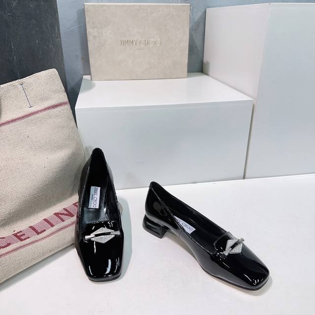 高品质出厂 ！顶级品质Jimmychoo25Aw春夏新品小方跟方头钻扣五金扣单鞋！Jc小方头的芭蕾鞋来了这次设计加上一根大防扣。超美超柔软的玛丽珍平底鞋加入最新
