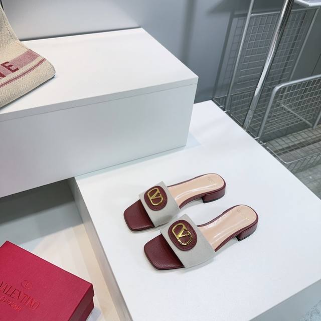 高品质出厂 ！顶级品质Valentino华伦天奴25春夏新品V扣平底拖鞋！新款限定 官网同步 独家上新时装周新款 小红书推荐种草独特风格！简约精美,大方优雅！这