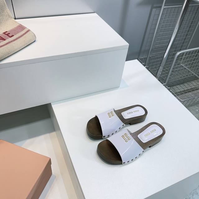 高品质出厂 ！顶级品质Miumiu缪缪 25春夏新品秀场主推糖果色实木厚底粗跟铆钉拖鞋！这一季的秀场木底拖鞋真的超美高级感十足！上脚非常Nice～配上美甲真是没