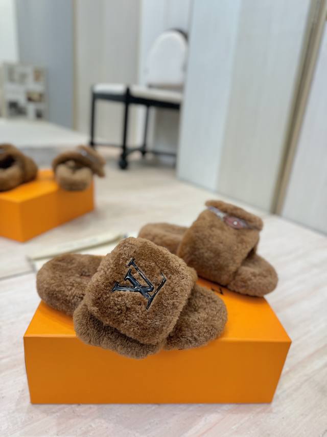 出厂价Pp： Louis Vuitton 2025 新款羊毛拖鞋细柔软羊毛頂级品质纯皮毛一体直毛打造！超温暖的感觉，穿上仿佛踩在云朵上Lv经典老花装饰，精致高级