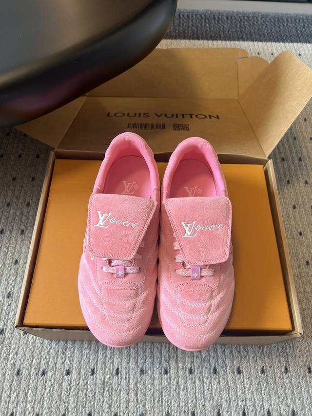 Lv Footprint Soccer 麂皮球鞋老钱风鞋款绒面牛皮鞋身，呈现微妙褪色效果，复古风格拉满，鞋舌以Lvers传递品牌标识，可拆卸，趣味性十足脚感很好
