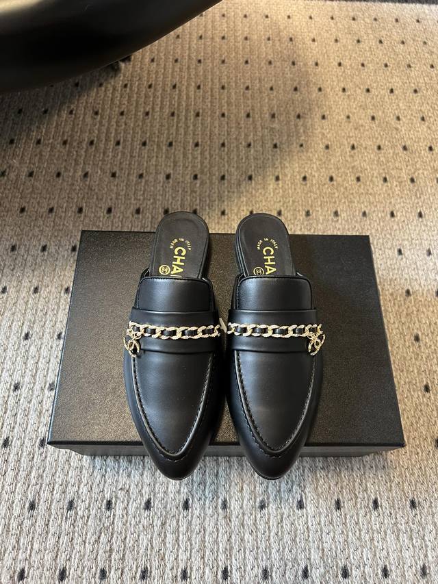 Chanel 25Ss 小香 新款 尖头半拖 乐福鞋春夏香家必备爆款香奶奶新品乐福鞋 设计简约高级，超级百搭款！链条点缀！进口牛皮肉眼可见的天然动物皮革的质感！