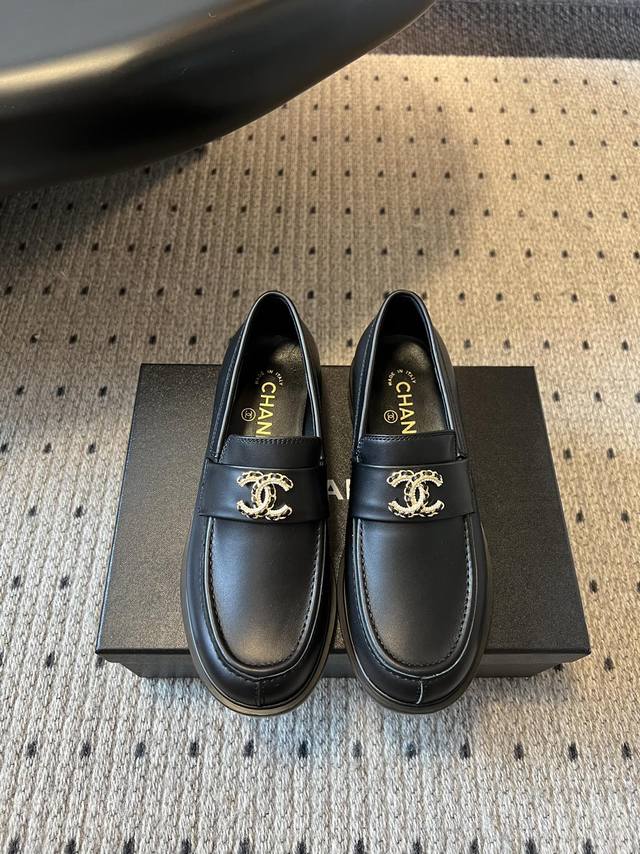 Chanel 25Ss 小香 新款 双C款 乐福鞋春夏香家必备爆款香奶奶新品乐福鞋 设计简约高级，超级百搭款！双C Logo点缀！进口牛皮肉眼可见的天然动物皮革