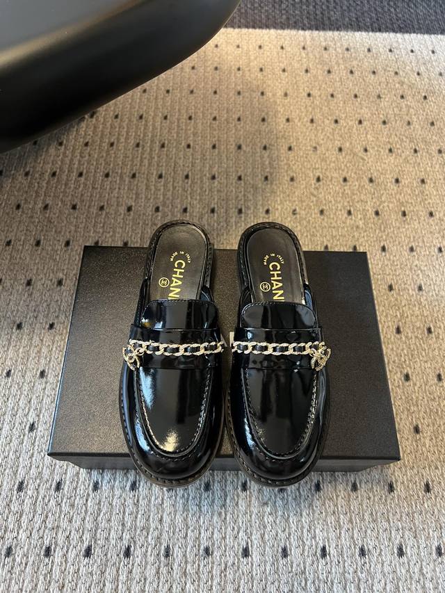 Chanel 25Ss 小香 新款 链条款 乐福鞋春夏香家必备爆款香奶奶新品乐福鞋 设计简约高级，超级百搭款！链条点缀！进口牛皮肉眼可见的天然动物皮革的质感！顶