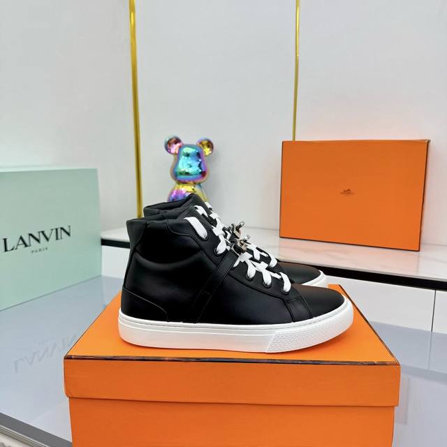 高帮休闲鞋He*Ms 最新Kelly鞋扣休闲鞋上线！代购级别品质！H家族很少出平底休闲鞋而且是搭配经典镀钯Kelly鞋扣的款式！打造时尚都市造型，非常体现爱马仕