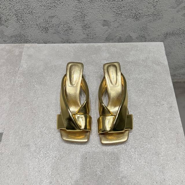 工厂P价P 顶级高端版本 代购品质 原版开发 Bottega Veneta2025Ss新品爆款夏季女士Riva中跟穆勒凉拖鞋。Bv新款全真皮扭结编织装饰拖鞋抢手
