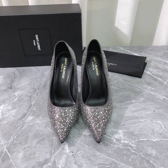 工厂P价P 顶级版本 代购品质 原版开发 Saint Laurent 圣罗兰高跟鞋爆款来袭凉鞋。Ysl家牛皮烫钻系列高跟鞋抢手大爆款，Ins&小红书巨多网红明星