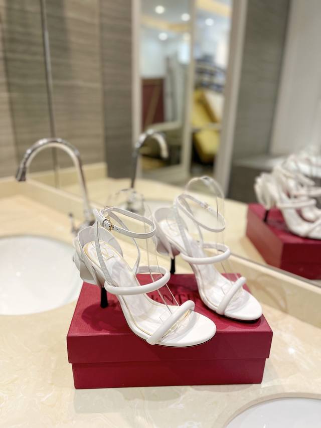 Valentino 新款 最新玫瑰花跟 突破设计风格 无法描述的美丽材质面料内外采用高级柔软羊皮舒适驾驭。鞋底意大利真皮鞋底 鞋跟10Cm 码数35-39 34