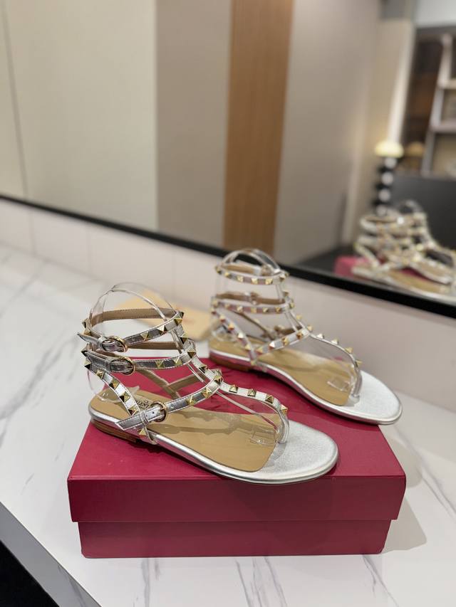 出厂价Pp： Valentino 华伦天奴铆钉 Vt经典环绕踝脚夹趾带铆钉凉鞋，历久弥新深入人心永不过时的必备单品顶级复刻！侧身弧线完美，原版开模定制不生锈铆钉