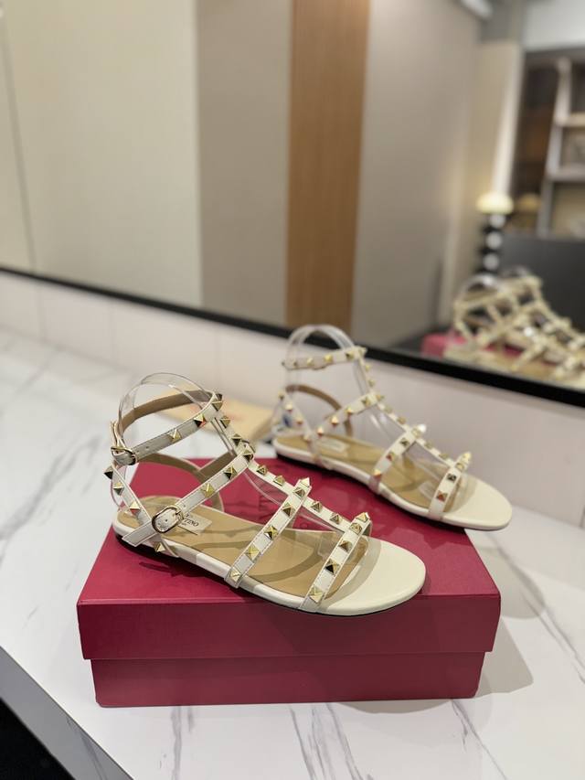 出厂价Pp： Valentino 华伦天奴铆钉 Vt经典环绕踝脚带铆钉凉鞋，历久弥新深入人心永不过时的必备单品顶级复刻！侧身弧线完美，原版开模定制不生锈铆钉 特