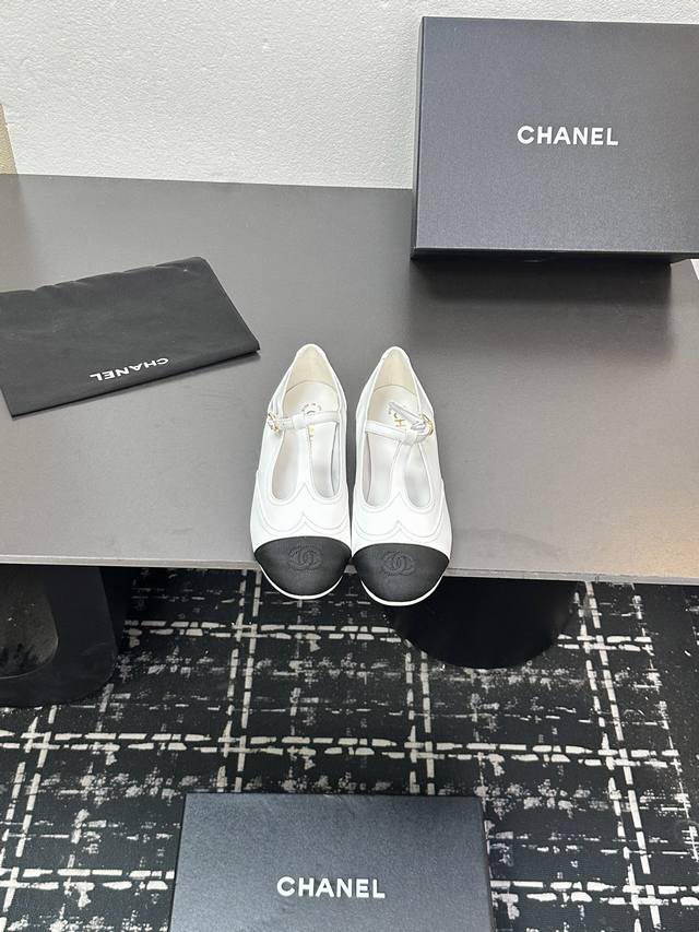 Chanel 小香25新品玛丽珍单鞋无论搭配裤装还是裙装都是完美小方头的设计很好的修饰脚型 小仙女们必备！内里顶级混种羊皮意大利进口牛皮大底码数 ：35-39