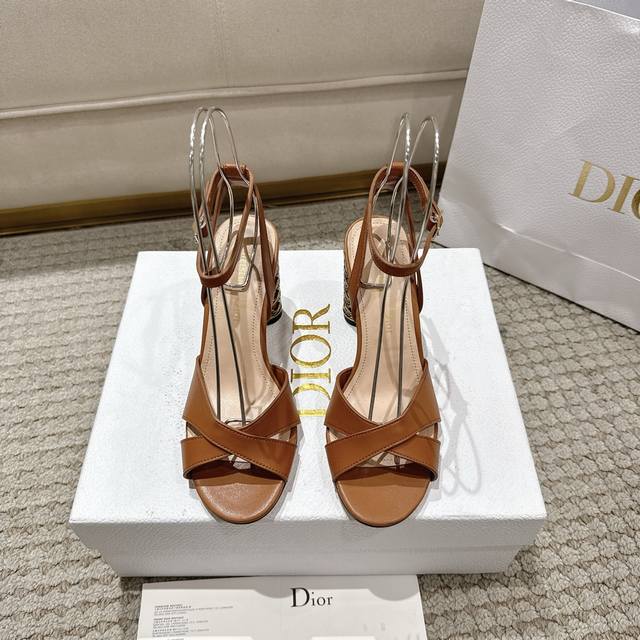 代购级别！迪奥Dior 25春夏走秀新款采用New Arrival~简易交叉鞋面造型搭配Graphic Cannage圆柱形金色金属鞋跟，呈现出House标志性