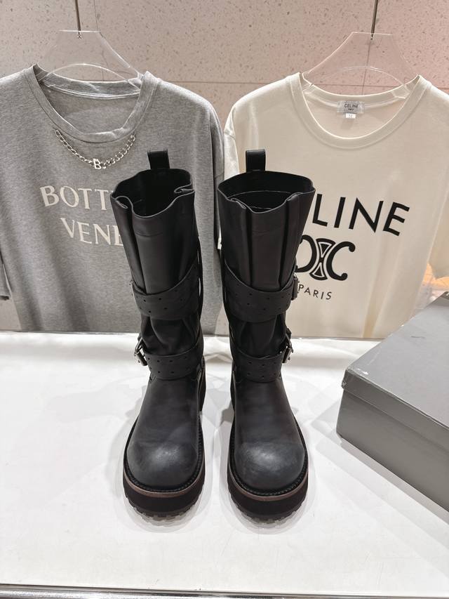高版本出厂 Balenciag*巴黎世家2025Ss秋冬新款搭扣中筒机车靴马丁靴采用原版同步柔头层小牛皮 上脚舒适 个性帅气的的同时 不失舒适感 绝对吹爆酷帅酷