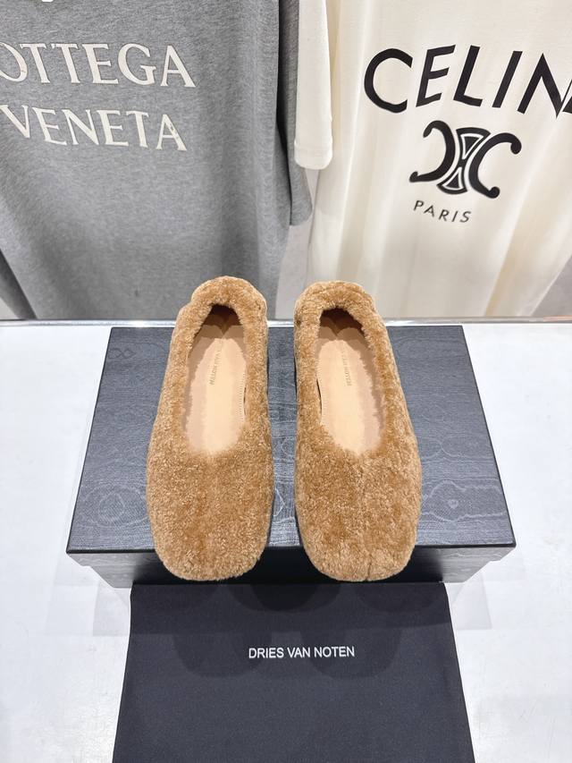 高版本出厂 Dries Van Noten 冬季新款毛毛鞋#Dvn阿甘鞋保暖休闲鞋，最近的爆款很多明星私服穿搭 简约的设计既复古又简约 皮料选用进口羊毛 整个版