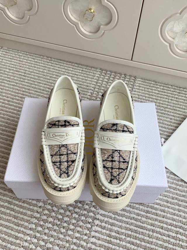 代购级！Dio R迪奥Dior Boy 厚底乐福鞋这款 Dior Boy 厚底乐福鞋融入 Dior 的精湛工艺，重新诠释经典设计。采用黑色光面牛皮革精心制作，正