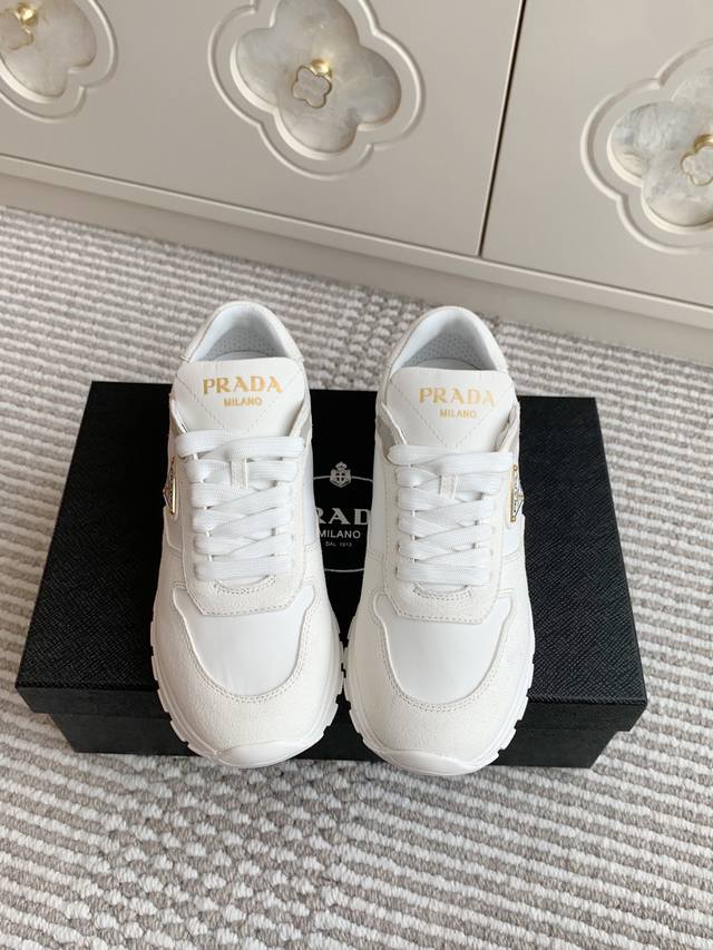 Prada普拉达三角标Prax 01 厚底运动鞋 顶级品质Prax 01运动鞋展现当代设计，融入Prada各系列的经典材质与细节。鞋面采用再生尼龙面料，搭配皮革