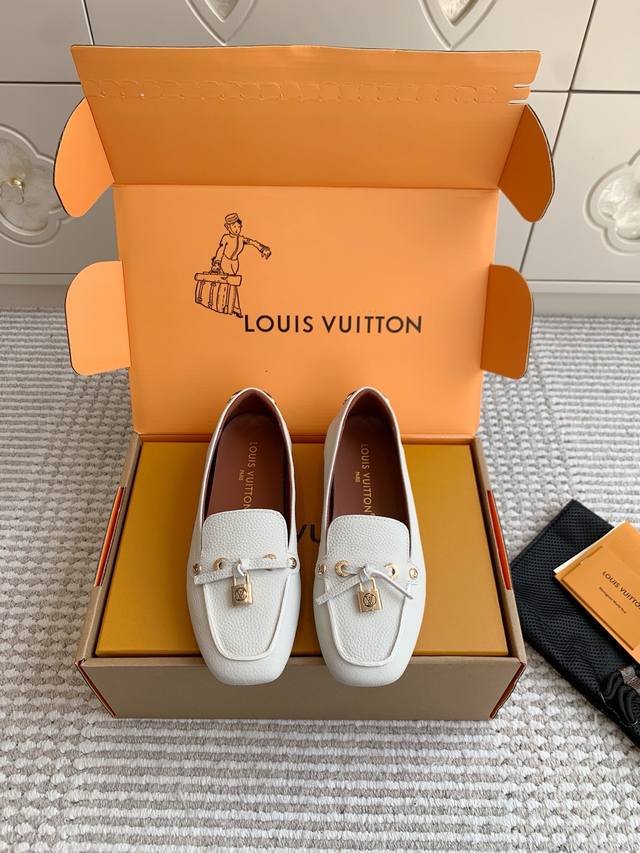 原版盒 Louis Vuiton路易威登 25Ss新款 Flore锁扣方头乐福鞋 豆豆鞋Flore 乐福鞋拥有粒面牛皮革的闲雅风尚，以柔韧橡胶垫外底升级轻盈舒适