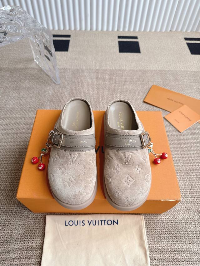 配饰60Lv To-Go Comfort 路易威登博肯包头鞋 Lv To-Go Comfort 凉拖取材Monogram 帆布，兼具舒适体验和潮流风范。可调节鞋
