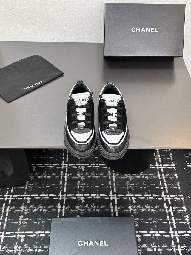 Size: 35-40 41定做不退不换 Chanel香奈儿 2025C 米兰走秀爆款厚底运动鞋 小香早春度假新款 双C方圆头系带休闲鞋 潮鞋此款绝对是小香这一