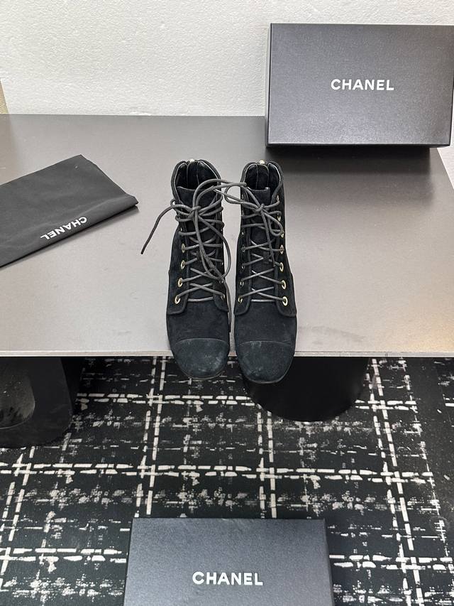 厂价 Chane*｜小香24B新品双C拼色粗跟短靴鞋面采用进口小羊皮材质 内里垫脚都是丝绸羊皮意大利进口真皮大底Size：35-39 40 41定制