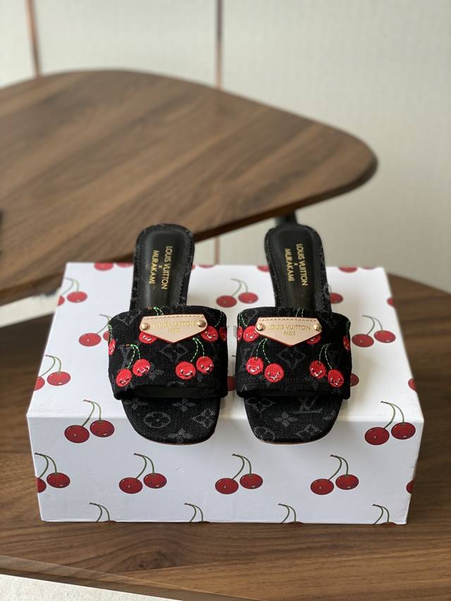 Lv Ss25 New Arrival～本款 Lily 凉拖出自路易威登×村上隆复刻系列，选用Monogram 丹宁布塑造易于穿脱的设计，以考究笔触流露闲雅韵味