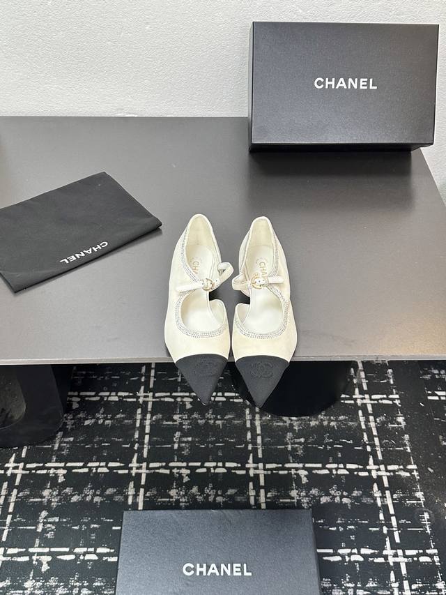 厂价 Chane*｜小香25K秋冬新品尖头水钻侧空拼色尖头玛丽珍鞋当香家经典美学遇上俏皮玛丽珍这双尖头水钻侧空拼色玛丽珍鞋诞生时髦精们的梦中情鞋无疑！尖头设计利