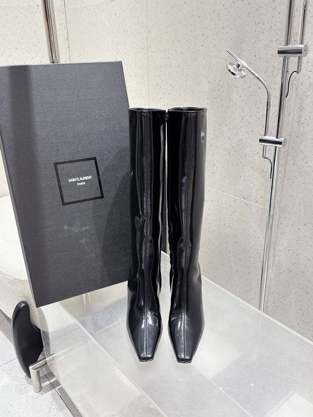 顶级品质 Saint Laurent Ysl圣罗兰2025秋冬新款高跟靴 不过膝长靴整个鞋非常的简约大气～小圆头更加的精致时髦可以看到我们靴子侧面是按照人体腿型