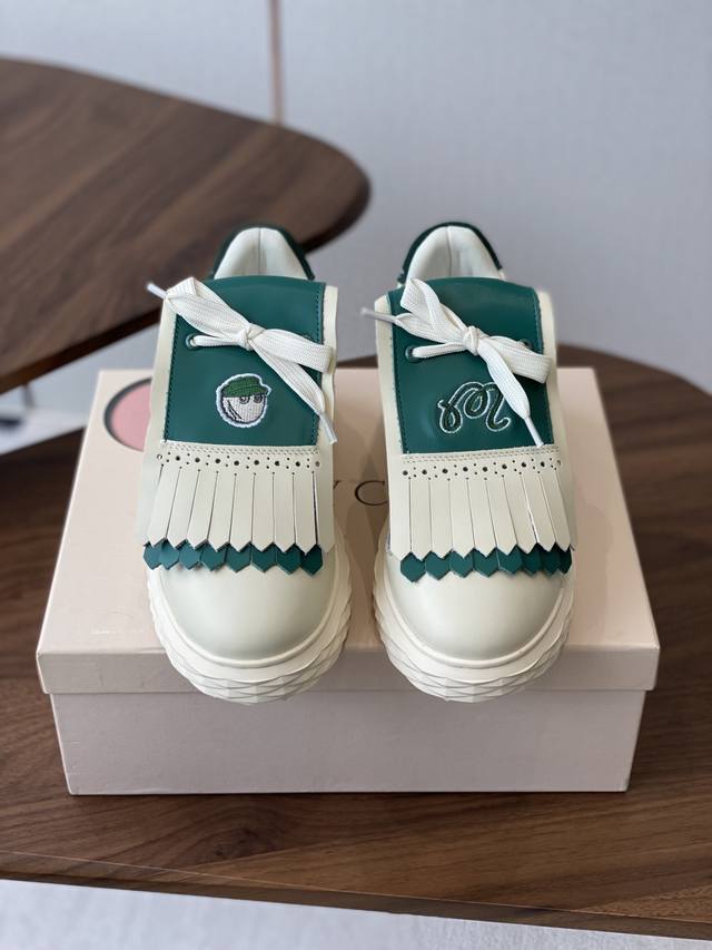 Jimmy Choo 25Ss 最新休闲鞋，专柜主打系列！代购级别！面料选用原版一致牛皮魔术贴刺绣工艺，搭配Jc元素的珍珠刺绣襄钻工艺，绝绝子的系列组合！上脚超