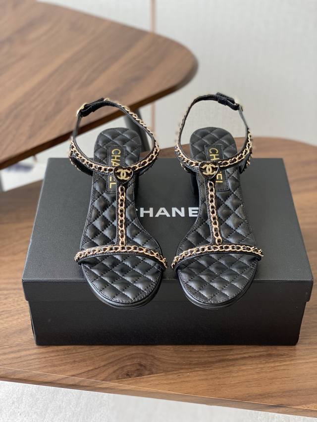 Chanel 香奈儿 25Ss 链条 粗跟 凉鞋自留款，真皮底，上脚美到爆，简简单单，夏天必须要有的小凉鞋对版开发，随便暴走不磨脚，称霸整个秀场的一字带拖它来啦