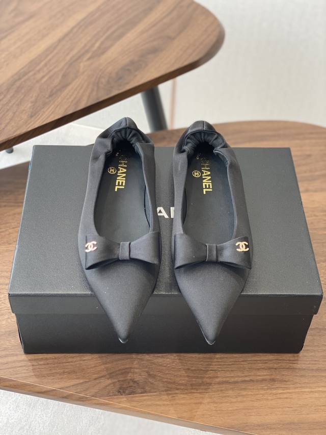 小香Chanel25Ss 早春新品太香了 蝴蝶结 尖头单鞋这双我称之为“氛围感之神”，O柔颯利落的小尖头自带高级，版型超正且巨修饰脚型，时尚又气质彰显女性个人魅