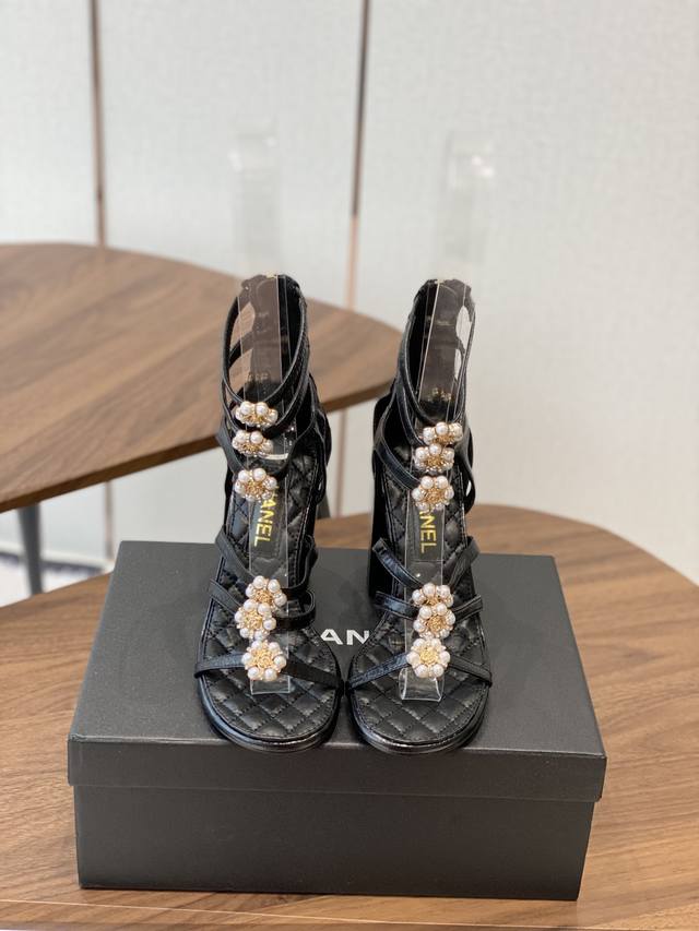 凉鞋 P凉靴 Chanel 香奈儿 25Ss 珍珠茶花 粗跟 凉鞋自留款，真皮底，上脚美到爆，简简单单，夏天必须要有的小凉鞋对版开发，随便暴走不磨脚，称霸整个秀