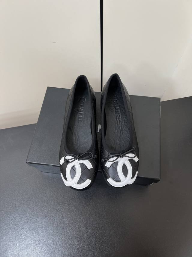 Chanel香奈儿25P新品蝴蝶结芭蕾舞娃娃鞋 小香原版1:1复刻 经典中的经典 无论搭配裤装还是裙装都是完美 小圆头的设计很好的修饰脚型 ，小仙女们必备！鞋面