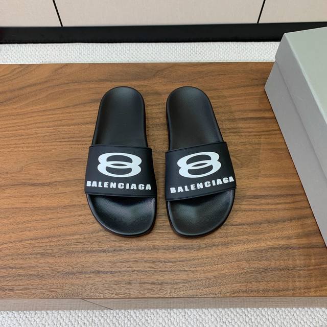 Balengiacig* 经典拖鞋。一比一私模，突出后跟Logo，鞋底采用传统上乘Pu，防滑耐磨，柔软舒适，面料采用滴胶材质加超纤内里，穿着更舒适贴脚利汗 正码