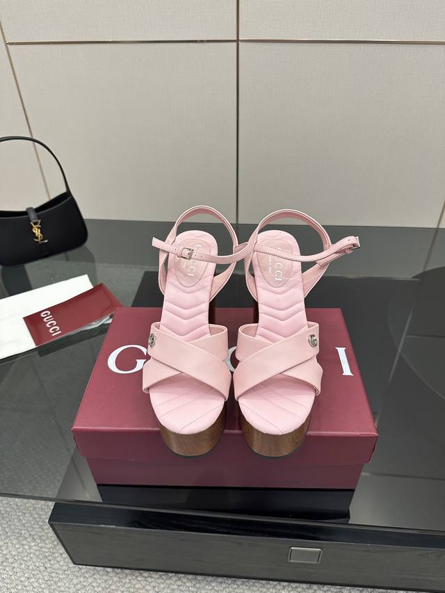 Gucci2025夏季最新水台凉鞋这款女士漏趾凉鞋彰显品牌传承，尽显别样魅力。采用精致羊皮打造，设计优雅而不失随性，是暖季造型的清爽理想单品顶级版本、欢迎比对.